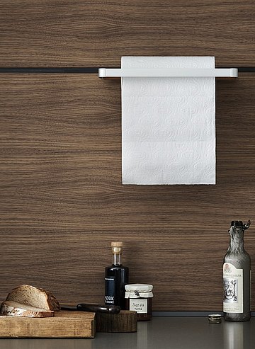 Elegante keukenrolhouder hangend aan de paneelwand