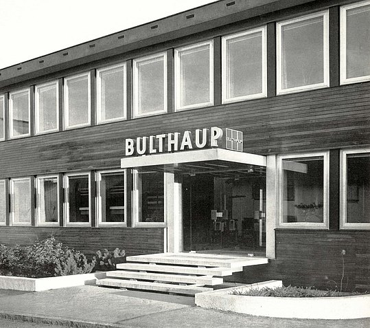 Porte d'entrée de l'ancien bâtiment de l'entreprise