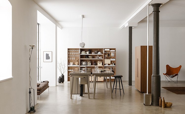 Atelier de cuisine avec armoire à appareils, deux tables de travail et une armoire-coffre, qui peut contenir tous les ustensiles et provisions.