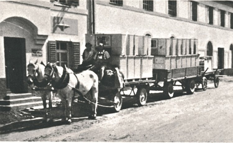 1951: Конная повозка доставляет упакованные в коробки кухонные буфеты