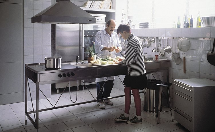 1988: Presentation: Stainless steel kitchen workbench, operable from two sides