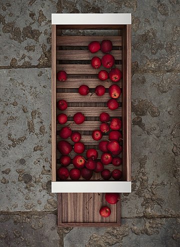 Houten container met rooster, uittrekbare bodem en metalen zijkanten voor het bewaren van groente en fruit