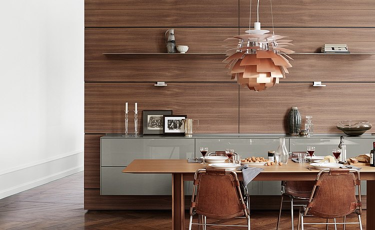 Pared funcional de madera con frente de cocina flotante con frontales en gris brillante